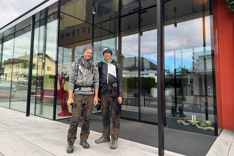 Heiko-und-Franz-vor-dem-Hotel-Schwärzler-in-Bregenz