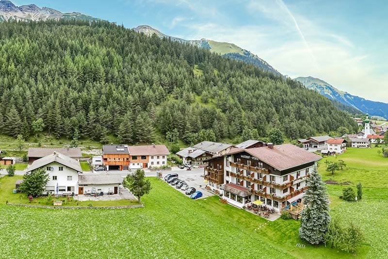 Hotel-Schwarzer-Adler-mit-Umgebung