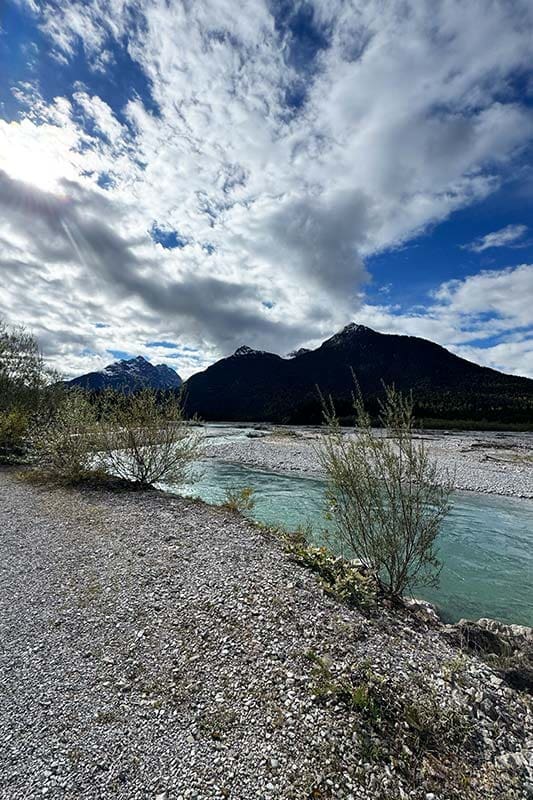Lechtal-Fluss-und-Berge-in-der-Natur