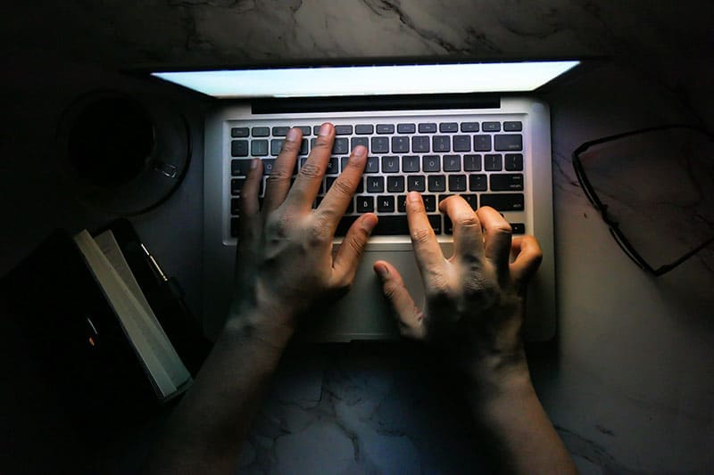 Licht-und-Strahlen-von-einem-Computer-Laptop-aus