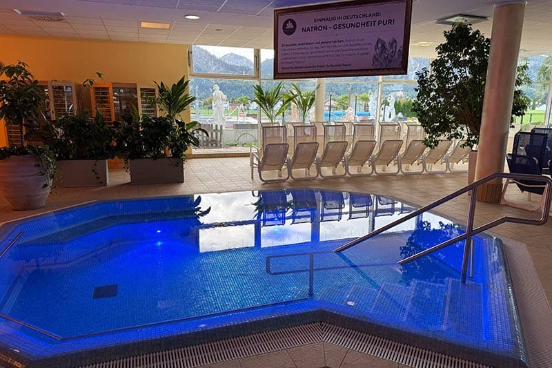 Natron-Becken-in-Kristall-Therme