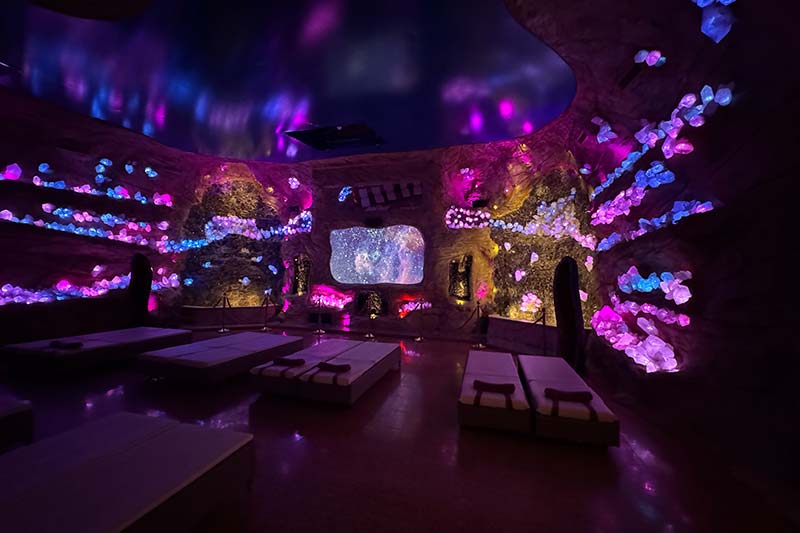 Ruheraum-mit-Edelsteinen-und-Lichtershow