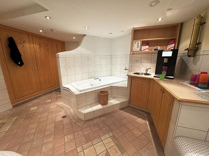 Saunaeingang-Schwarzer-Adler-Steeg