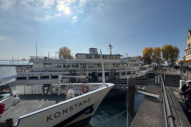 Schiffe-im-Hafen-von-Lindau-mit-Vorarlberg-Lines