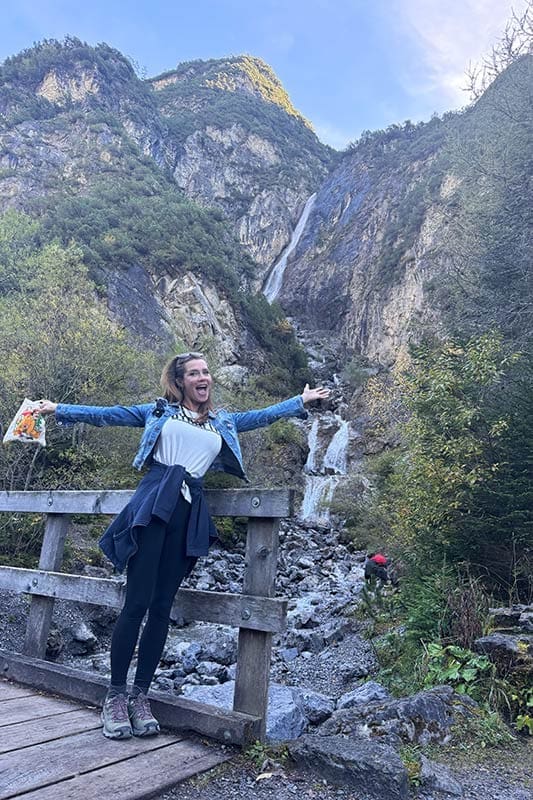 Shania-am-Wasserfall-in-Steeg