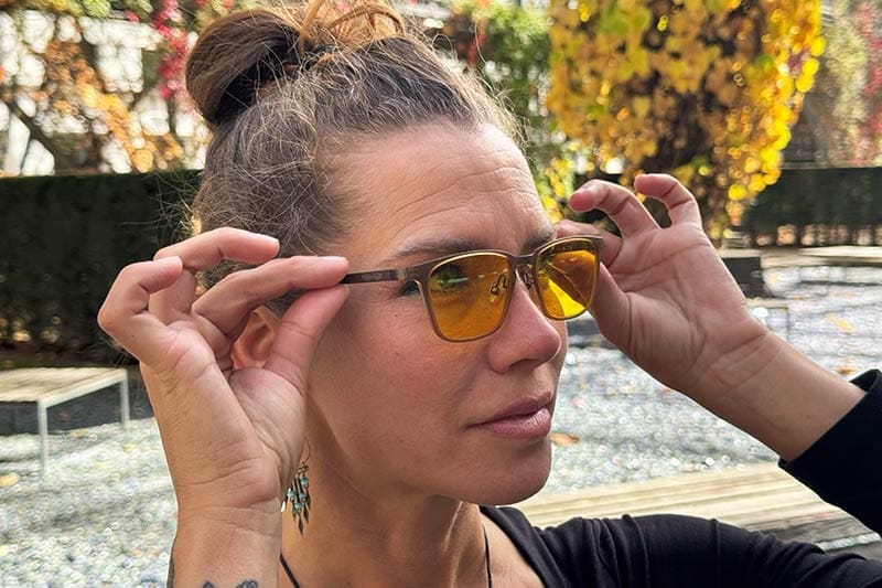 Shania-mit-Blaulichtfilter-Brille
