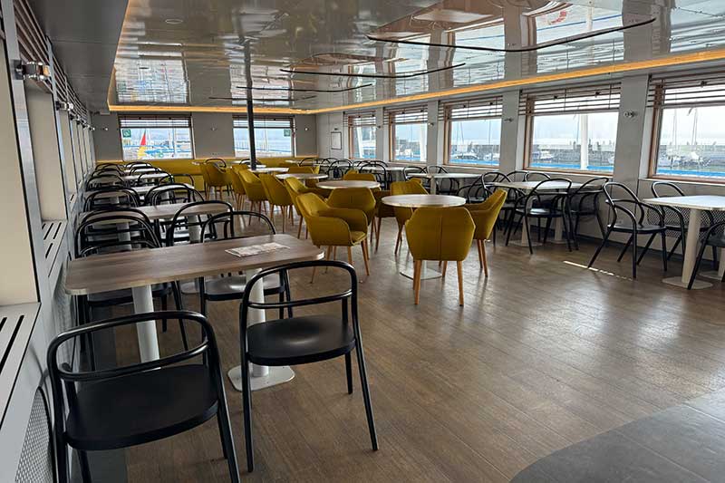 Sitzgelegenheiten-im-inneren-des-Schiffs-von-Bregenz-aus