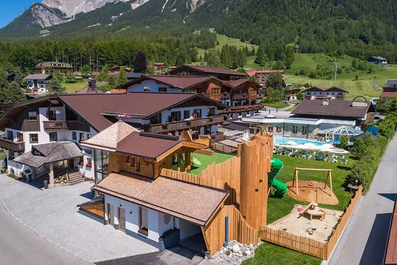 Tirolerhof-komplett-vor-den-Bergen