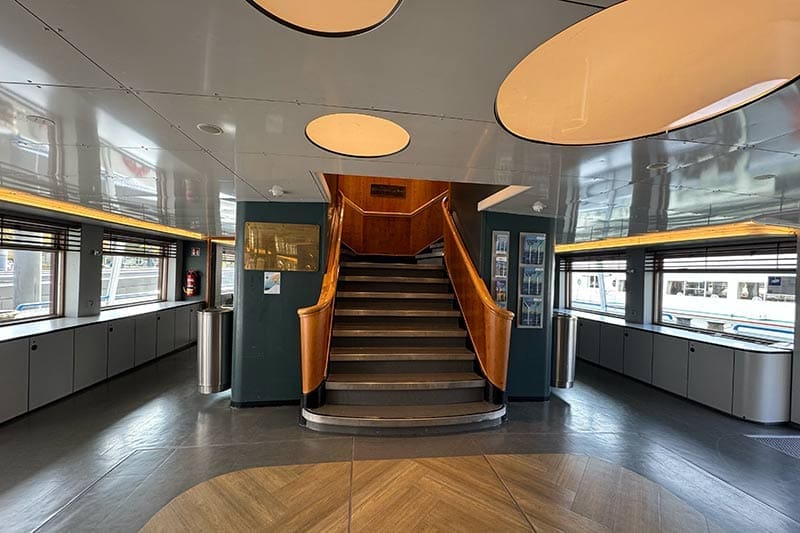 Treppenaufgang-im-Schiff-der-Vorarlberg-Lines
