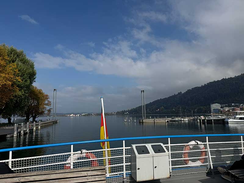 Vorarlberg-Lines-Schiff-fährt-von-Bregenz-los