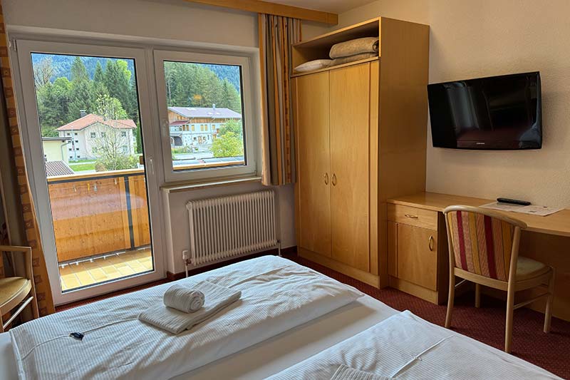 Zimmer-mit-Ausblick-im-Waldhof-Lechtal