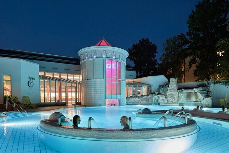Außenpool-der-Vita-Classica-Therme-in-Bad-Krozingen