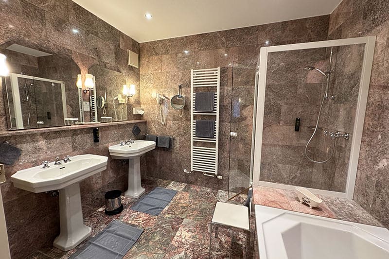 Badezimmer-aus-Marmor-im-Hotel-Sonne-in-Offenburg