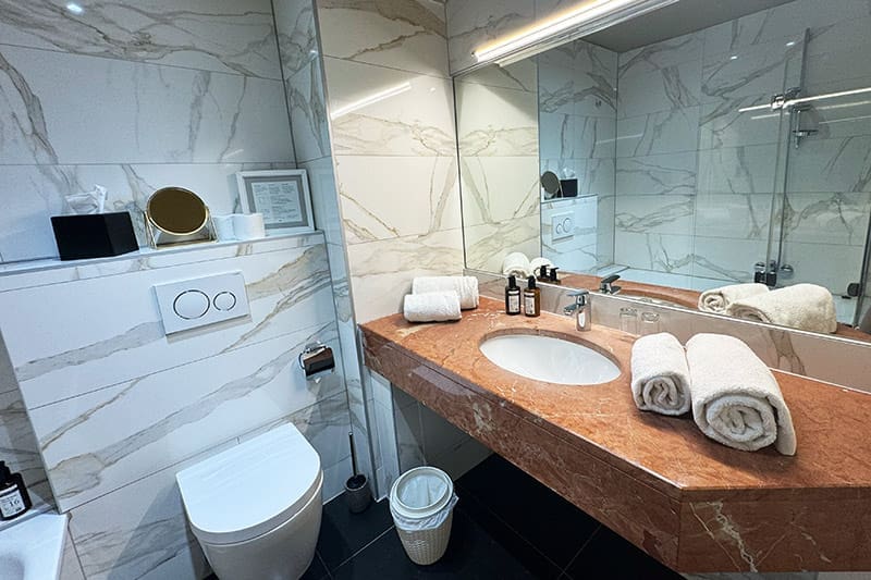 Badezimmer-in-weißem-Marmor-im-Hotel-Suisse