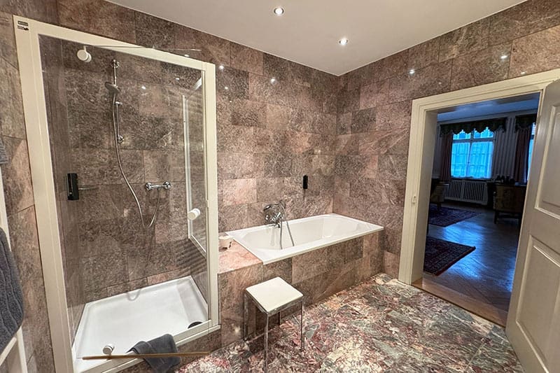 Badezimmer mit Badewanne im Hotel Sonne in Offenburg