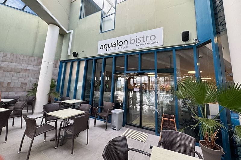 Bistro-im-Poolbereich-Aqualon-Therme
