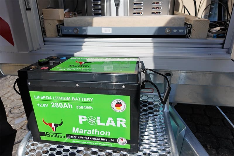 Bulltron-Batterie-freistehend-vor-dem-Anhänger
