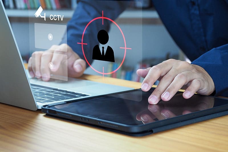 Computernerd-tippt-was-auf-den-Laptop-KI