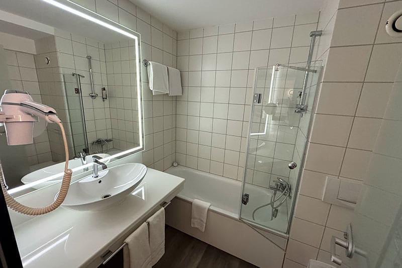 Das-Badezimmer-im-Dormero-Hotel-in-Zürich-Airport
