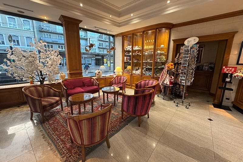 Eingangsbereich-Rezeption-im-Hotel-Bristol