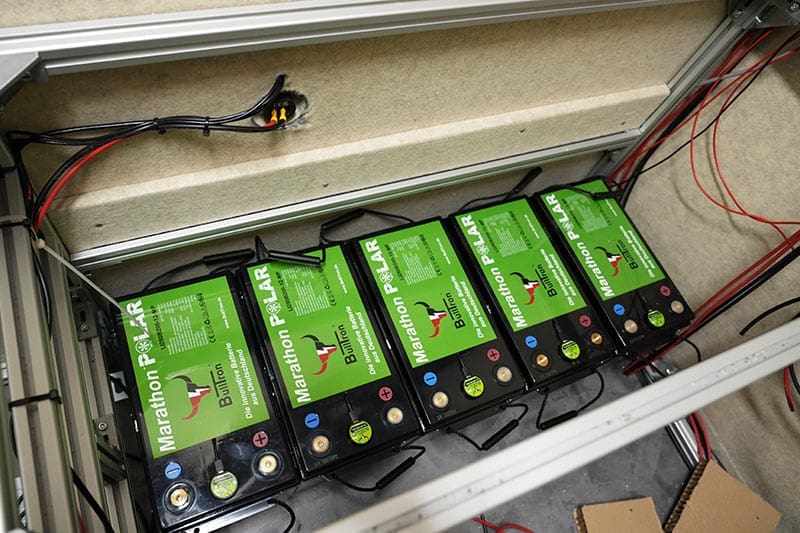 Eingebaute-Bulltron-Batterien-fertig-im-Anhänger