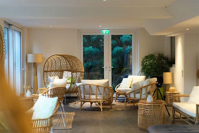 Entspannungsliegen-und-Stühle-im-Hotel-Kaiserstuhl-in-Endingen