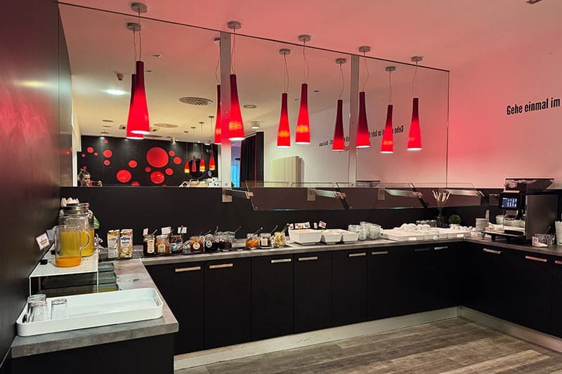 Essen-am-Frühstücksbuffet-im-Dormero-Hotel-in-Zürich