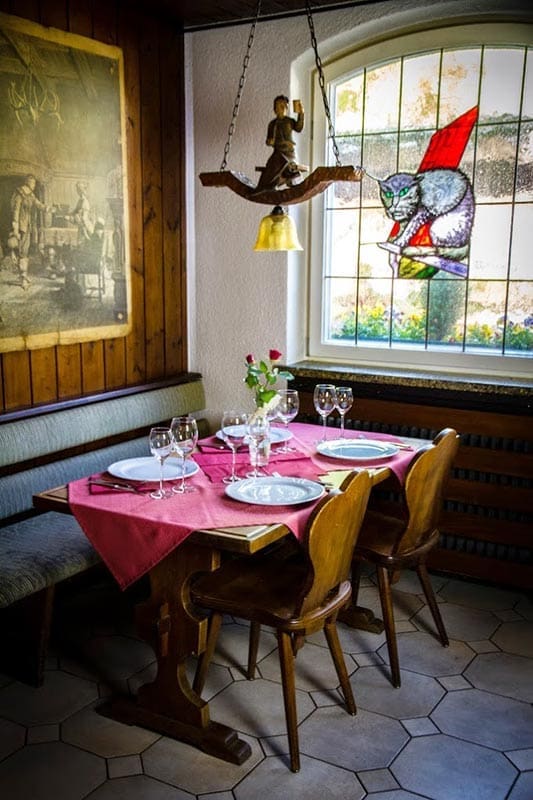 Essensstube-Gasthaus-im-Kater-Hiddigeigei
