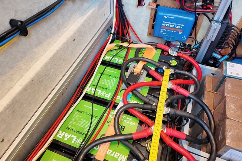 Eingebaute-Bulltron-Batterien-fertig-im-Anhänger