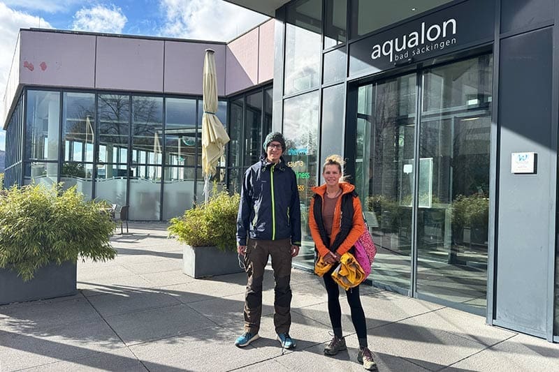 Franz-und-Shania-vor-der-Aqualon-Therme