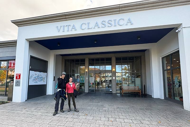 Franz-und-Shania-vor-der-Vita-Classica-Therme