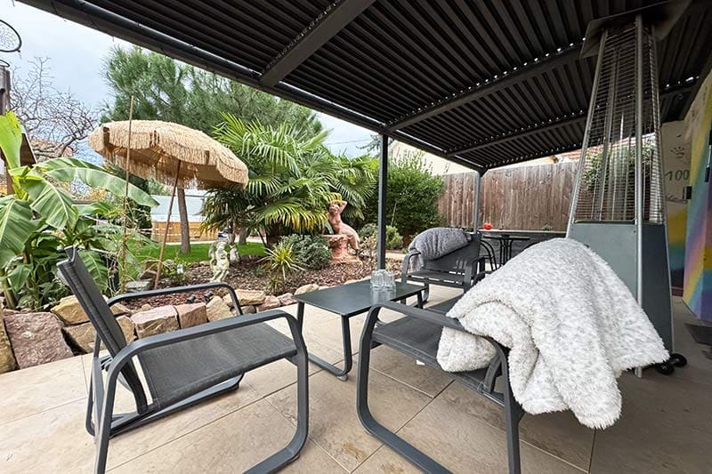 Gemütliche-Sitzecke-im-Garten-des-VitaZenSel