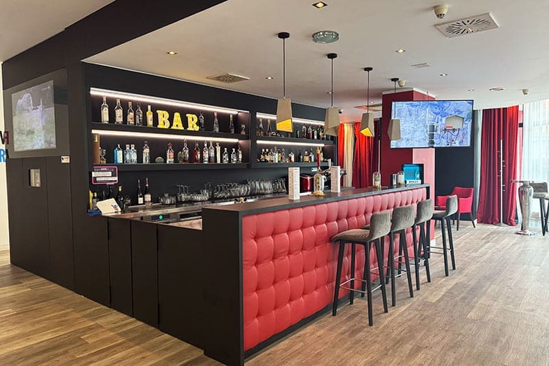 Getränke-Barbereich-im-Dormero-Hotel-Zürich