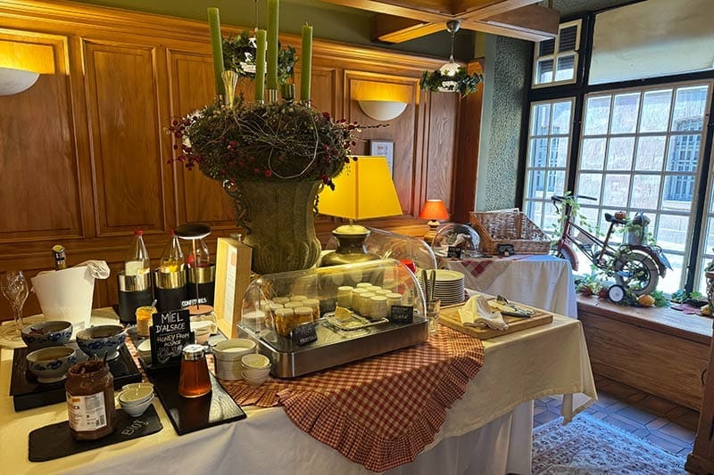 Großes-Frühstück-im-schönen-Hotel-Suisse