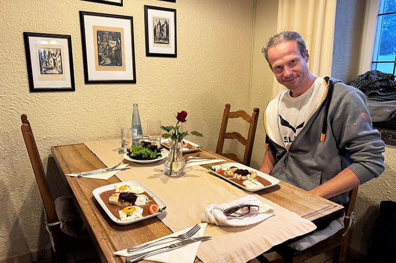 Heiko-beim-Abendessen-im-Kater-Hiddigeigei