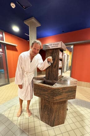 Heiko-beim-Grander-Wasserspenger-in-der-Vita-Classica-Therme