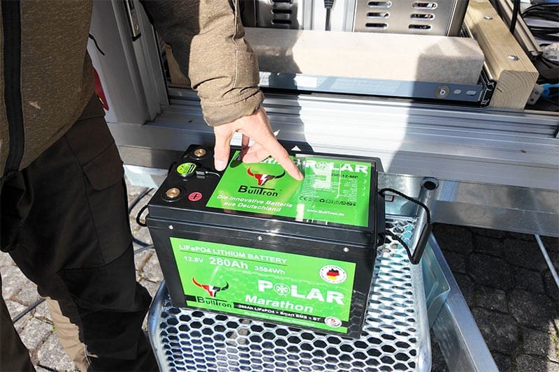 Heiko-erklärt-die-Batterie-von-Bulltron