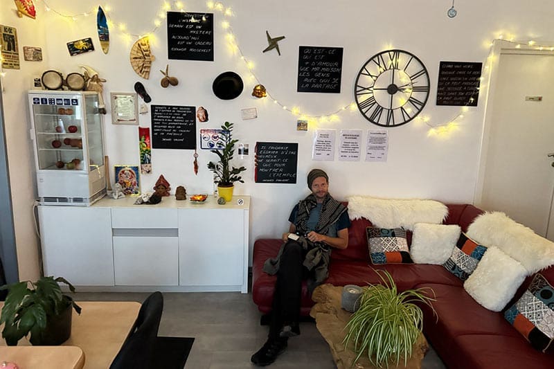 Heiko-sitzt-im-Ruhebereich-des-VitaZenSel