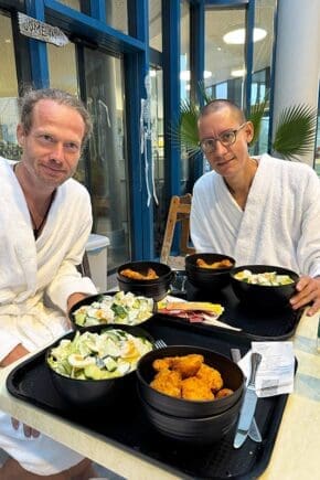 Heiko-und-Franz-beim-Essen-im-Bistro-der-Aqualon-Therme