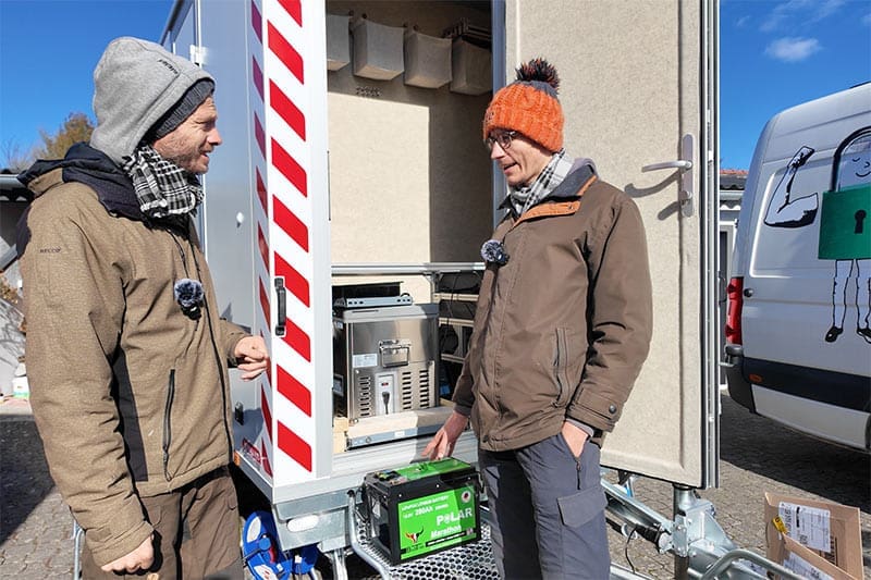 Heiko-und-Franz-erklären-den-Einbau-der-Bulltron-Batterie