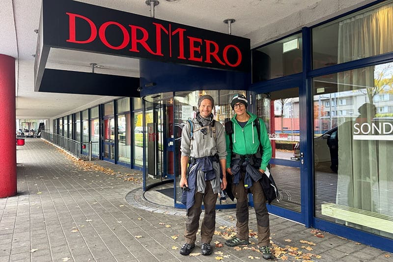 Heiko-und-Franz-vor-dem-Dormero-Hotel-in-Zürich