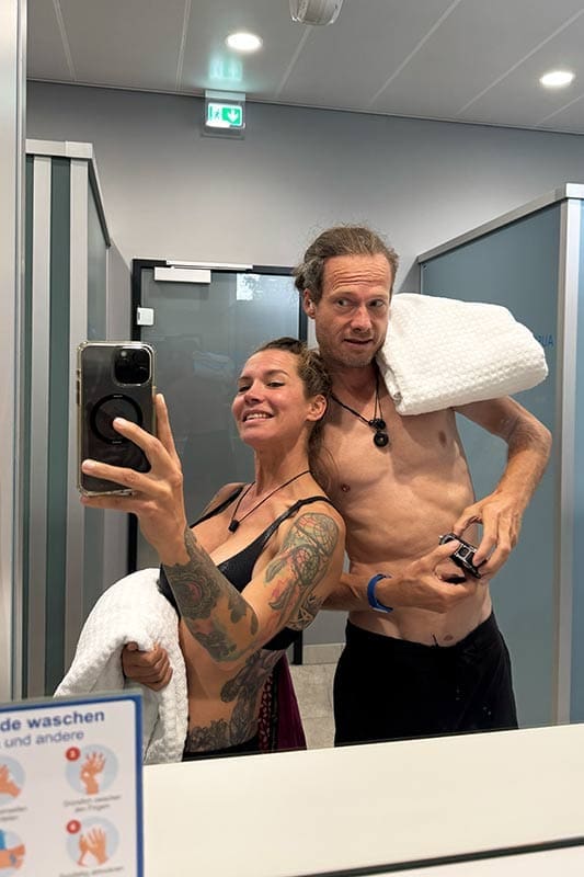 Heiko-und-Shania-vor-dem-Spiegel-in-der-Aqualon-Therme