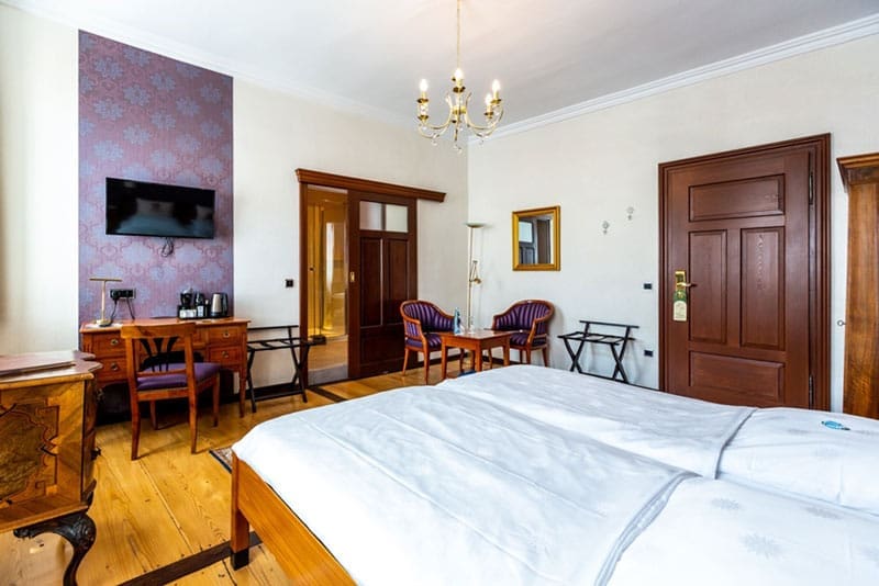 Hotelzimmer-Beispiel-antik-Sonne-in-Offenburg