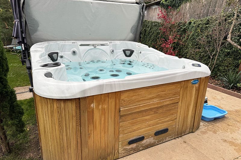 Jacuzzi-Pool-im-Garten-von-VitaZenSel-in-Colmar