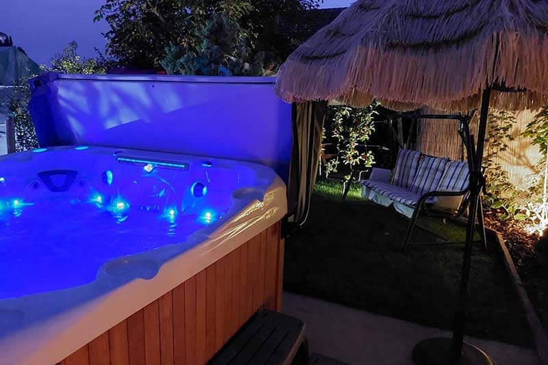 Jacuzzi-bei-Nacht-blauer-Pool-im-VitaZenSel