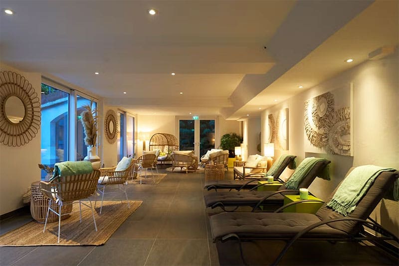 Liegen-und-Stühle-im-Wellnessbereich-des-Hotels-Kaiserstuhl