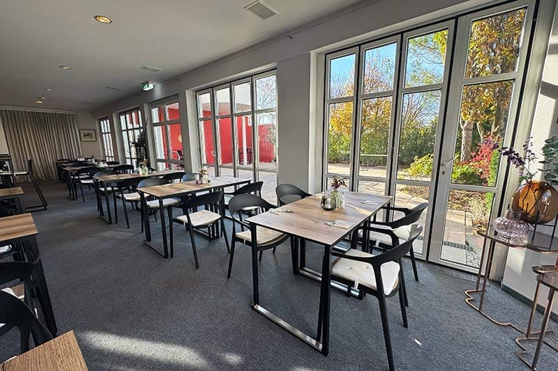 Restaurant-Essenbereich-Tische-und-Stühle-neu-im-Hotel-Kaiserstuhl