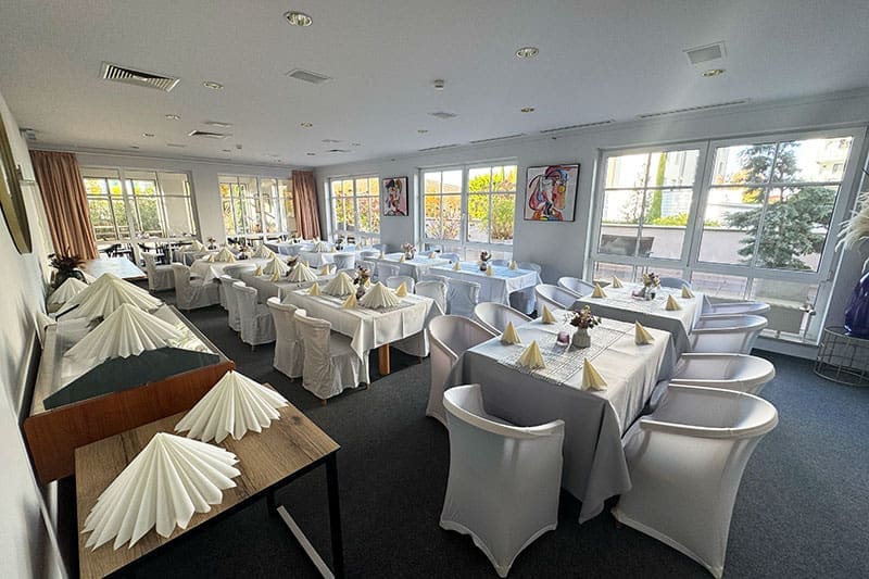 Restaurant-mit-weissen-Tischen-im-Hotel-Kaiserstuhl