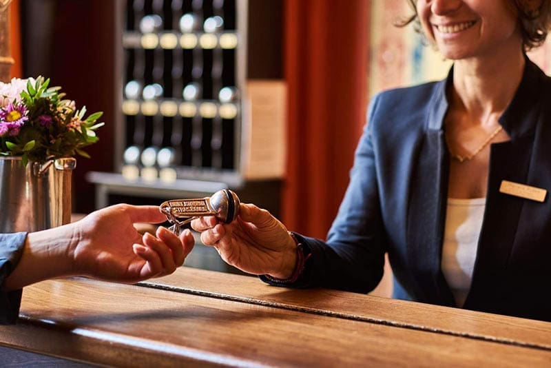 Rezeptionsdame-im-Hotel-Suisse-in-Strassburg