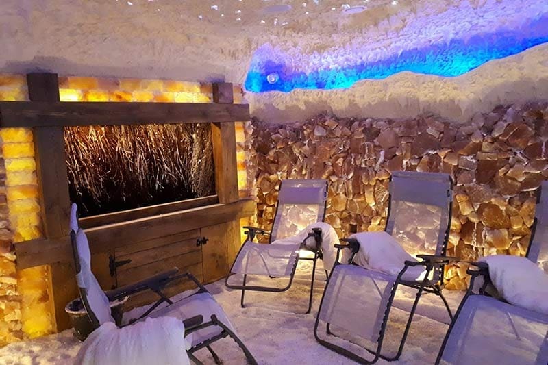 Salz-Grotte-zum-Erholen-mit-Liegestühlen-und-Felldecken-im-VitaZenSel